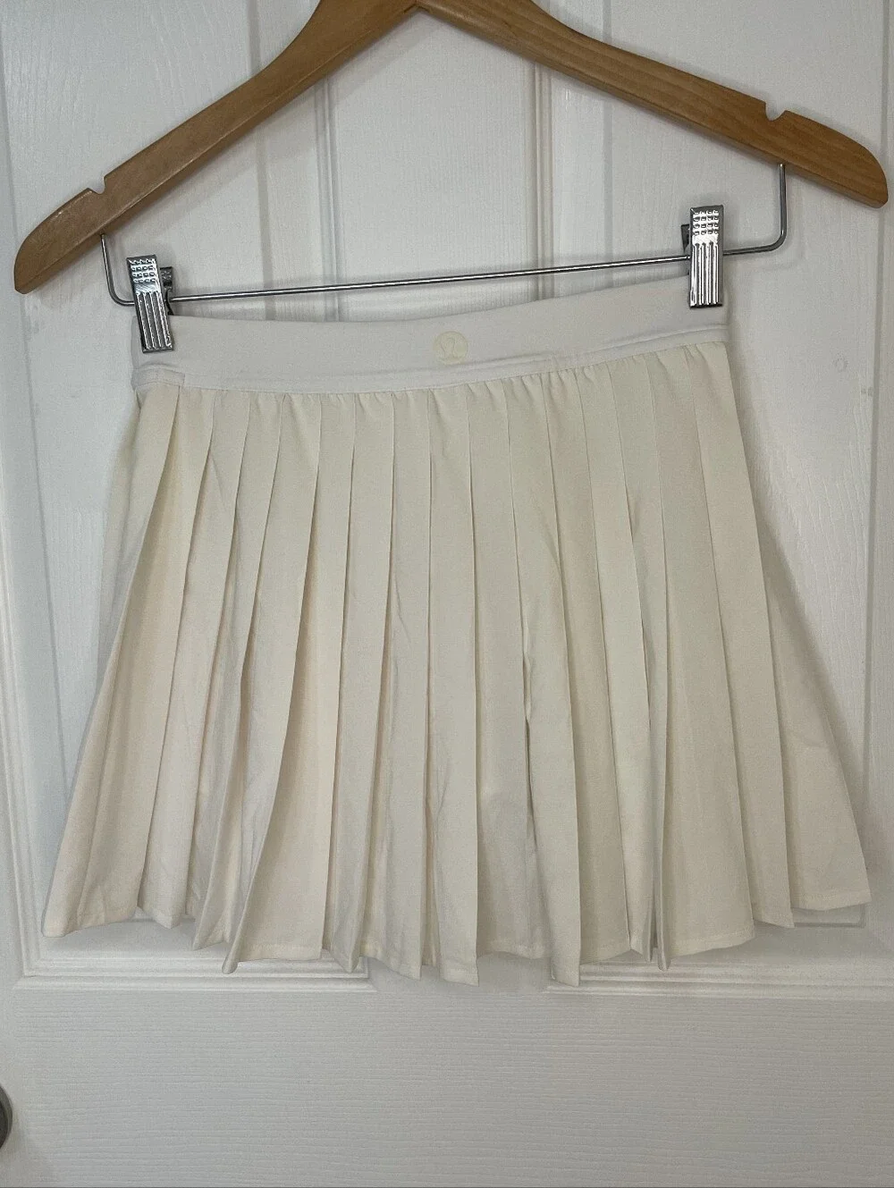 Lululemon Athletica Pleated Mini Skirt in Cream Size 4